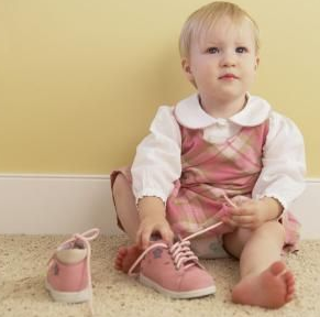 宝宝什么时候可以穿鞋 光脚有利于宝宝双脚的发育