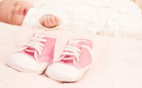 宝宝什么时候可以穿鞋 光脚有利于宝宝双脚的发育