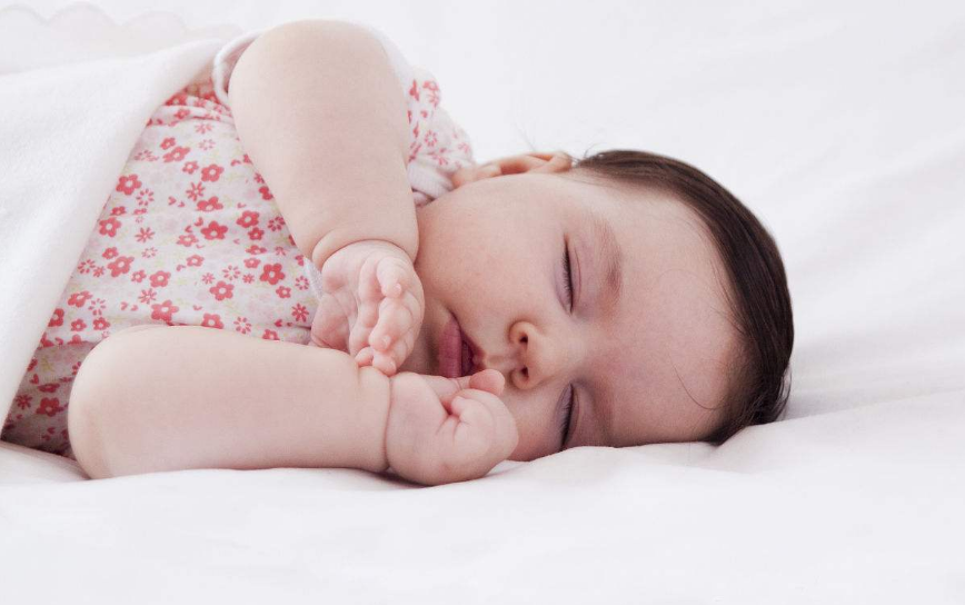 宝宝睡觉坠床了该怎么办 应该怎么处理孩子坠床的危险