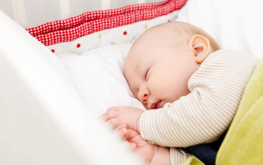 宝宝睡觉坠床了该怎么办 应该怎么处理孩子坠床的危险