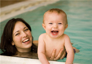 晒婴儿游泳视频的心情说说 分享宝宝游泳视频的句子短语