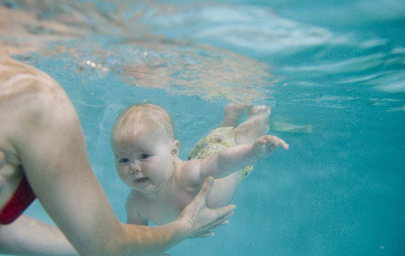 晒婴儿游泳视频的心情说说 分享宝宝游泳视频的句子短语