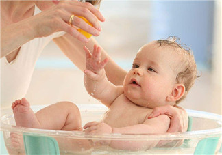 新生儿第一次洗澡怎么洗 新生婴儿如何用海绵洗澡