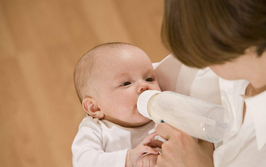 宝宝一个月需要吃几罐奶粉 怎么摸清楚宝宝吃奶粉的量2018