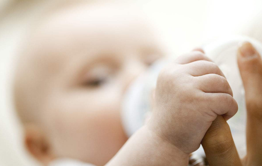新生儿喂奶粉量及次数是多少 新生儿应该喂多少奶粉2018