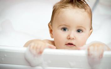 宝宝|宝宝感冒可以用藿香正气水泡澡吗 宝宝感冒用什么泡澡好2018