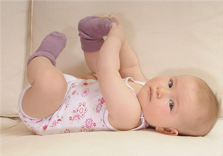 宝宝在空调房里怎么穿 依习惯和活动环境决定是否穿袜子