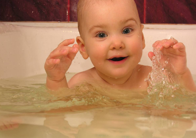 怎么给一岁左右的孩子洗澡 一岁左右宝宝洗澡方法