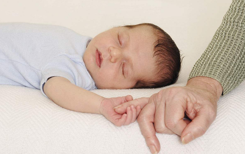 宝宝睡觉戴平安福绳安全吗 如何保障婴儿睡眠安全