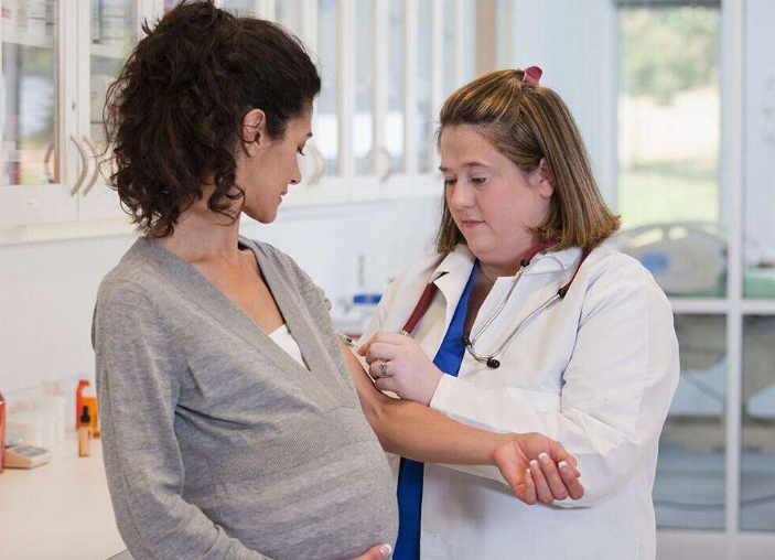 孕妇做羊膜穿刺能预防早产吗 34岁以上的孕妇必须做羊膜穿刺吗