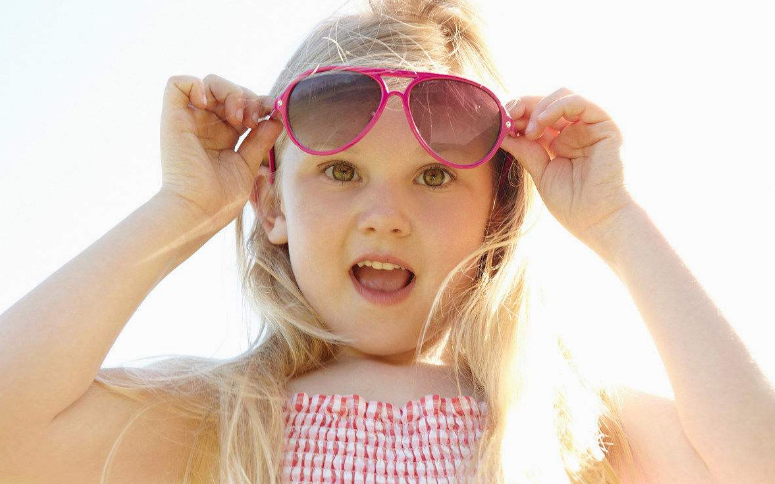 如何挑选幼儿防晒太阳眼镜 宝宝什么时候戴太阳眼镜好