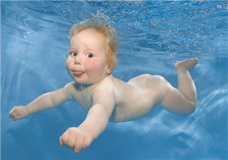 宝宝满月后可以游泳吗 婴儿游泳的好处有哪些