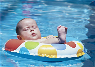 如何培养婴儿水性 婴儿游泳暖身基础动作解析
