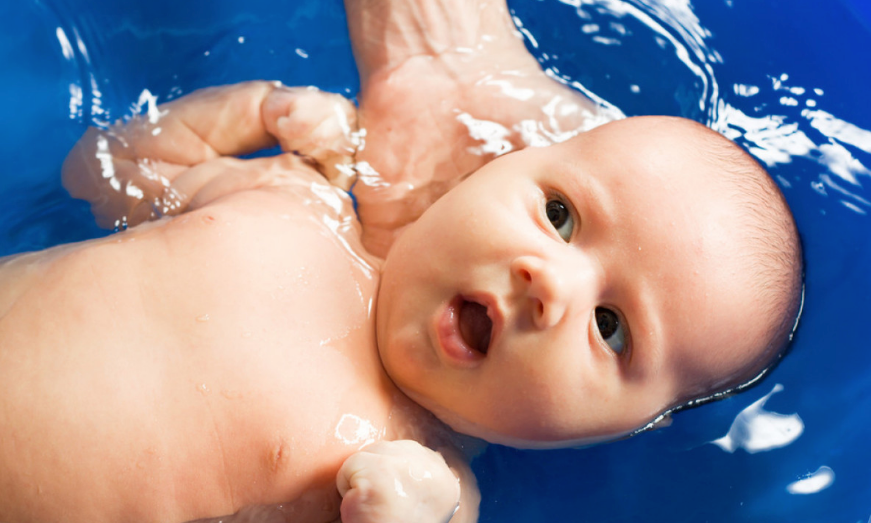 如何培养婴儿水性 婴儿游泳暖身基础动作解析