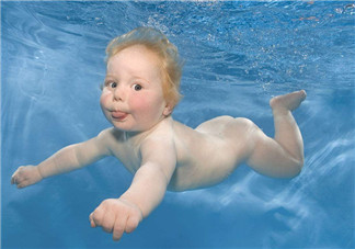 陪孩子游泳晒照的心情说说 和孩子游泳发照片的句子短语