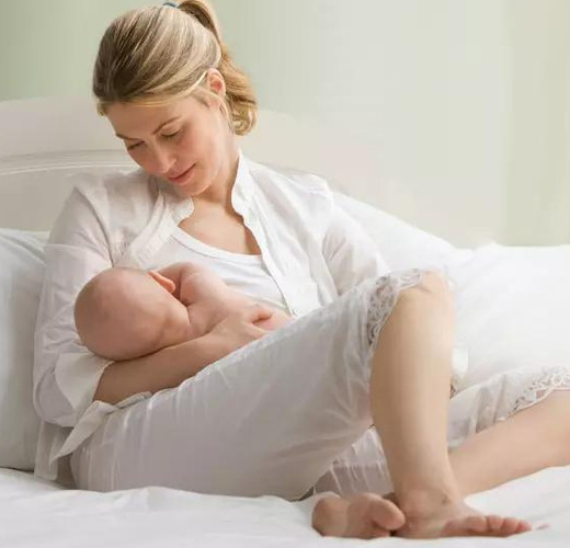 哺乳期大小奶怎么纠正 在宝宝饥饿或迷糊时先喂小乳房