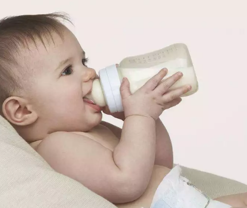 宝宝断奶后不吃奶粉怎么办 先让宝宝适应奶瓶喂养