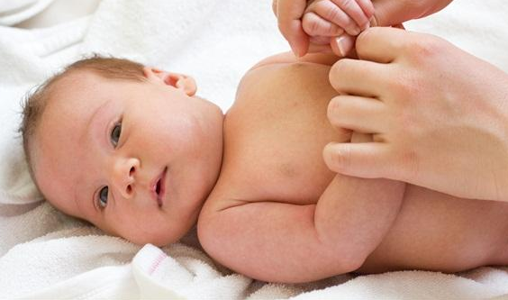 新生宝宝为什么会蜕皮 宝宝蜕皮后可以洗澡吗