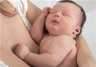 新生宝宝为什么会蜕皮 宝宝蜕皮后可以洗澡吗