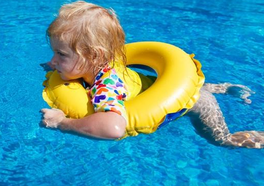 婴儿游泳一次能游多久 婴儿游泳的注意事项2018