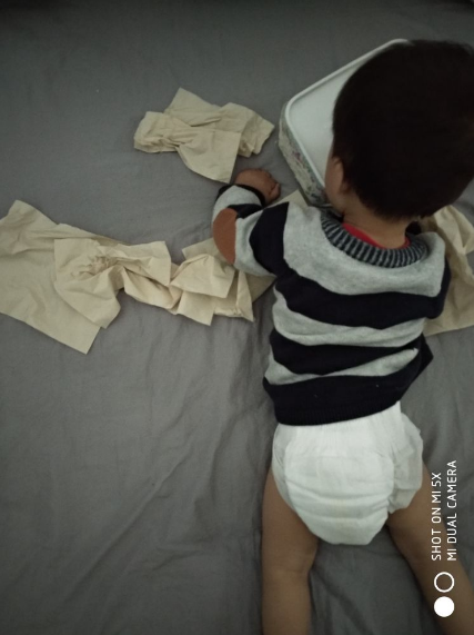 宝宝有撕纸的习惯怎么办 怎么纠正孩子的撕纸的行为