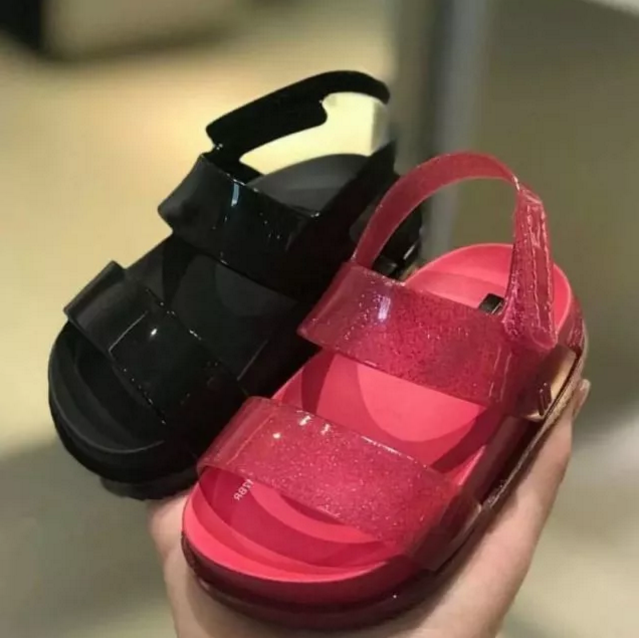 夏天给宝宝买鞋子应该怎么买 什么样的凉鞋给孩子穿比较好