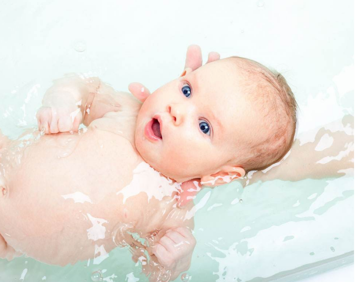 宝宝游泳感染了红眼病怎么办 宝宝红眼睛会影响视力吗