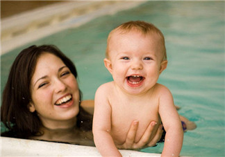 带孩子游泳如何避免眼睛感染 宝宝游泳前游泳后要注意什么