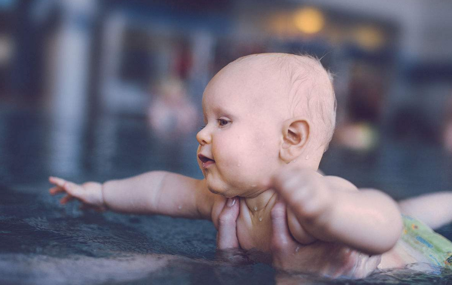 带孩子游泳如何避免眼睛感染 宝宝游泳前游泳后要注意什么