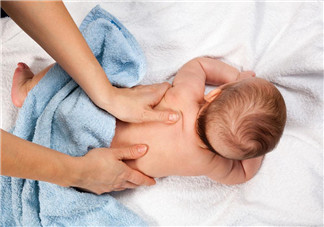 早产和剖腹产宝宝能按摩吗 抚摸婴儿的好处有哪些