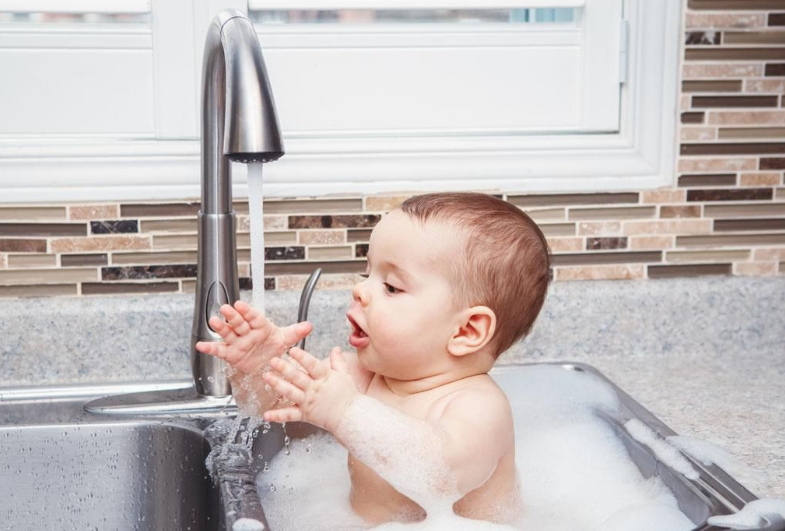 分享宝宝玩水的说说句子 形容孩子们玩水的喜悦心情短语