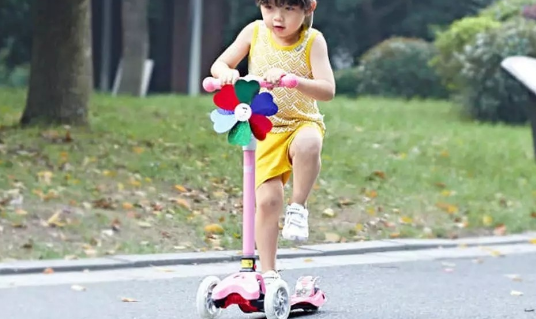 宝宝滑板车平衡车哪个好 小孩选择滑板车还是平衡车