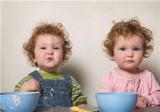 如何区分双胞胎是老大老二 父母怎么分辨双胞胎宝宝