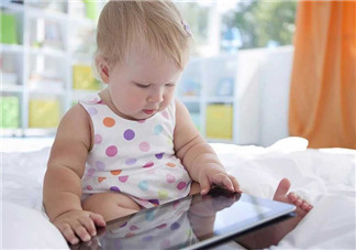 孩子玩手机怎么防止近视 孩子如何用电子产品不近视