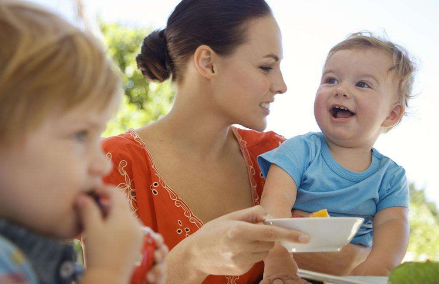 宝宝吃饭的时候喜欢含饭怎么纠正 如何让宝宝不含饭