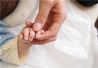 婴儿指甲剪成什么形状 给宝宝剪指甲流血如何护理