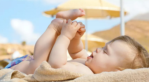 婴儿晒太阳如何保护眼睛2018 宝宝晒太阳要保护眼睛方法