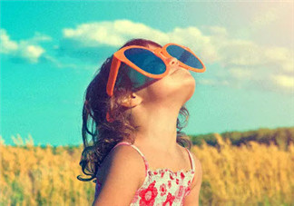 婴儿晒太阳如何保护眼睛2018 宝宝晒太阳要保护眼睛方法