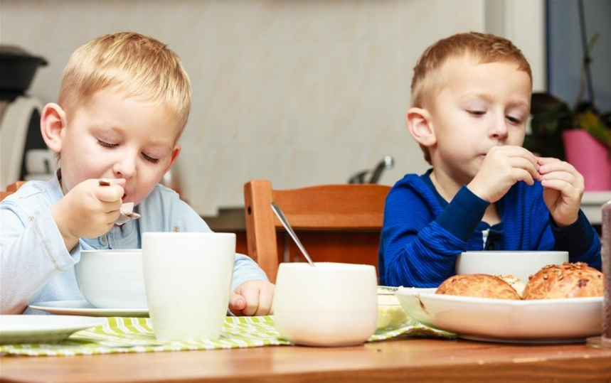 孩子吃饭喜欢到处跑怎么办 怎么培养孩子自主吃饭的意识