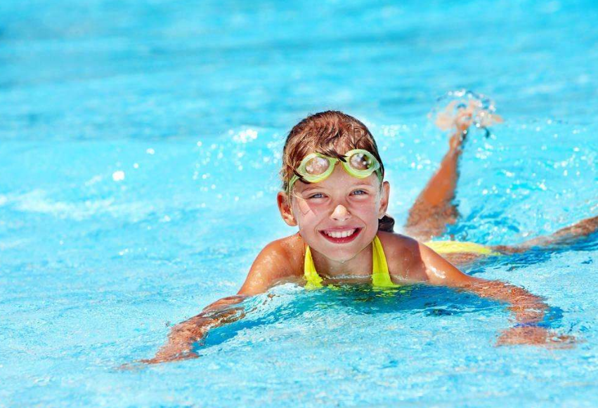 带孩子初次游泳教些什么好 教孩子适应游泳方法