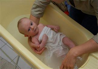 给孩子洗澡用多少度比较好 给孩子洗澡不控制好影响生育能力是真的吗