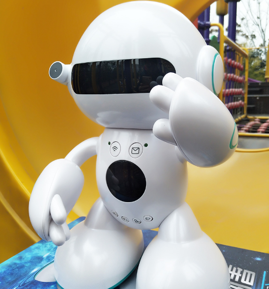 爱童星际小白儿童智能机器人怎么样 爱童星际智能机器人使用测评