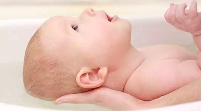 怎么给宝宝洗澡 如何给宝宝洗澡才安全