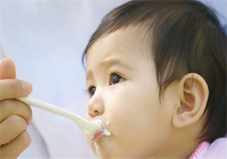 宝宝接受辅食之后不吃奶了怎么办 孩子不吃奶粉怎么做比较好