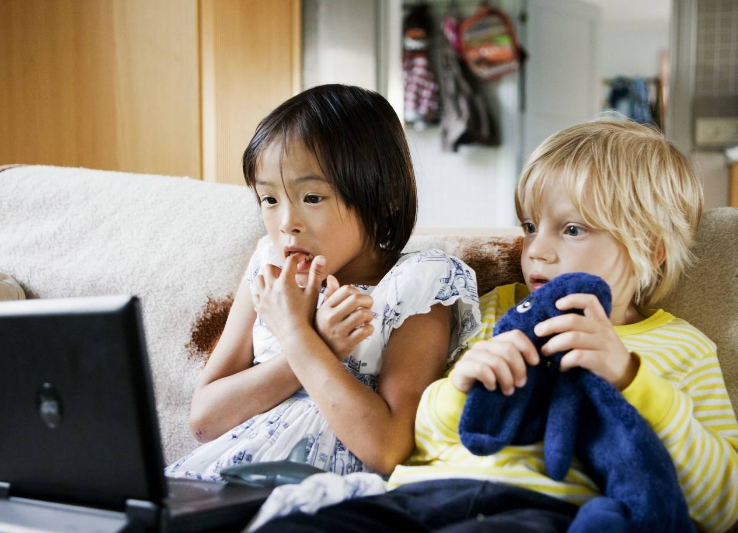 孩子爱玩手机看电视怎么办 孩子喜欢玩手机要制止吗