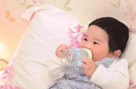 如何给宝宝冲泡奶粉 给宝宝冲奶粉需要注意什么