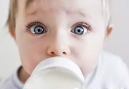 宝宝不愿意喝奶粉怎么办 宝宝为什么不愿意喝奶粉