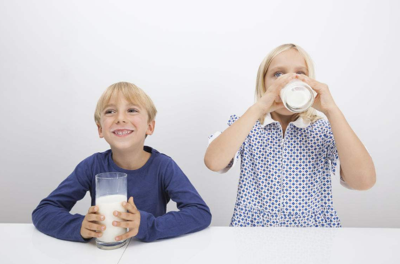鲜牛奶和纯牛奶哪个好 孩子喝奶要注意什么 