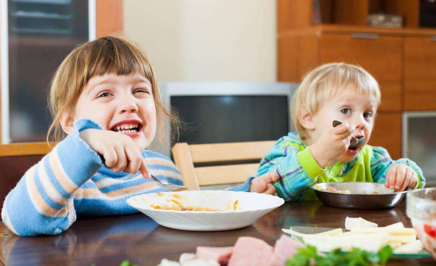 为什么孩子喜欢边吃饭变玩 孩子边吃边玩有什么危害