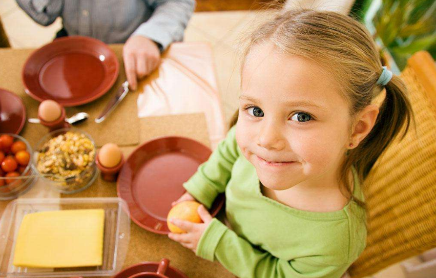 为什么孩子喜欢边吃饭变玩 孩子边吃边玩有什么危害